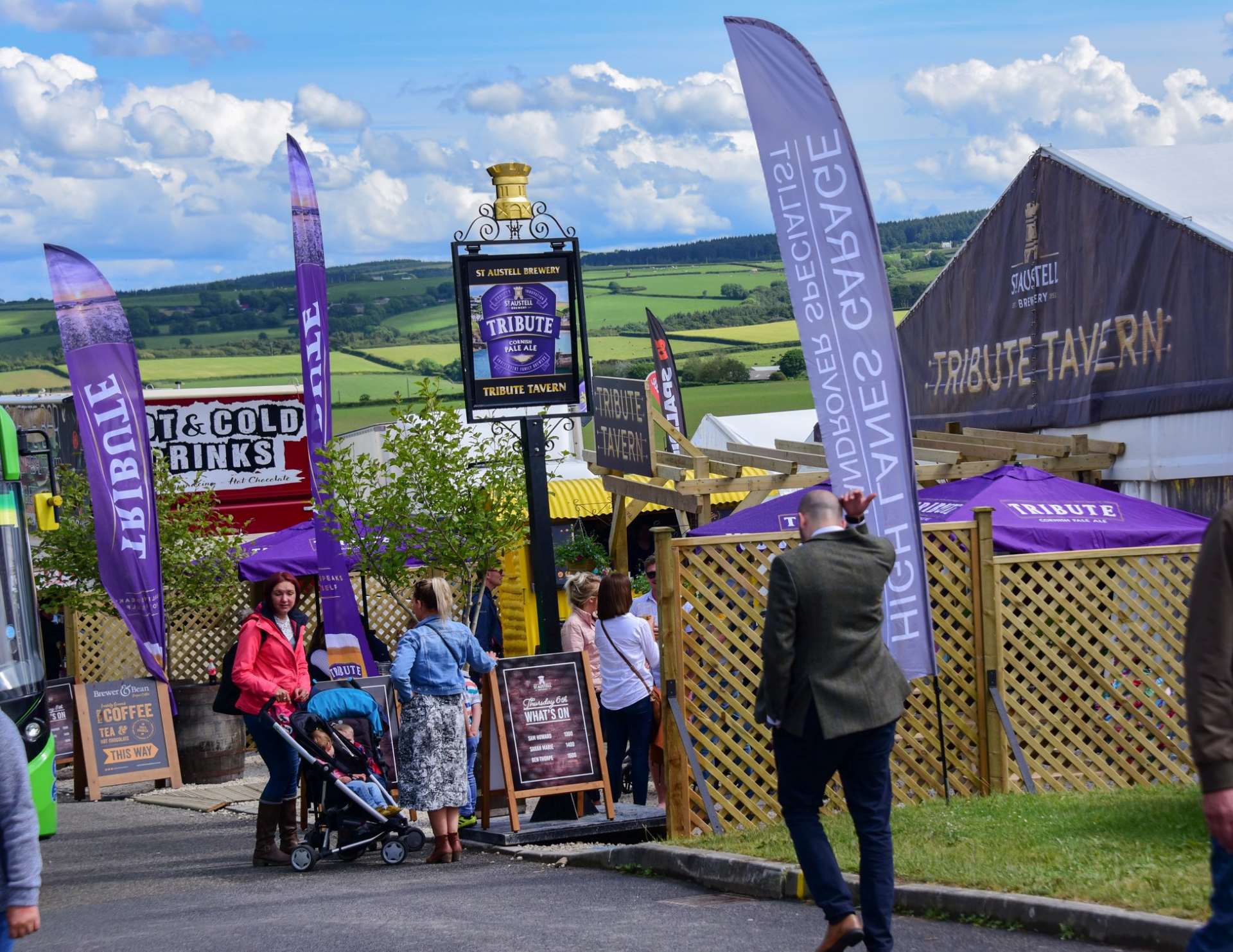 advertising feather flags, Our feather flags are well-known for being eye-catching thereby drawing attention and increasing engagement.