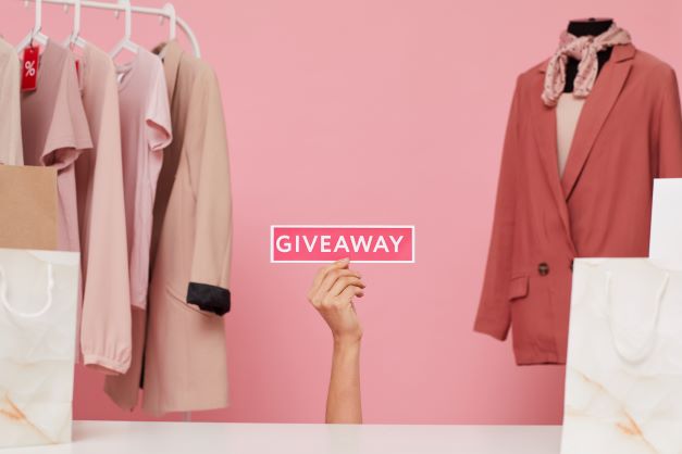 Christmas retail campaign; giveaway at the stand