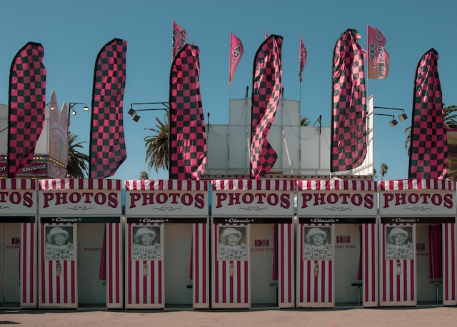 5 Design Tips for Eye-Catching Feather Flags