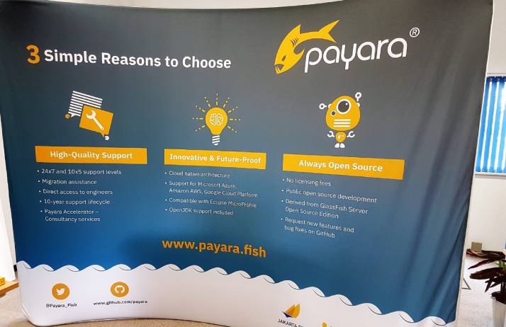 Freestanding Stretch Tube Curved Wall