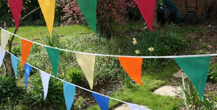 Knitted polyester bunting