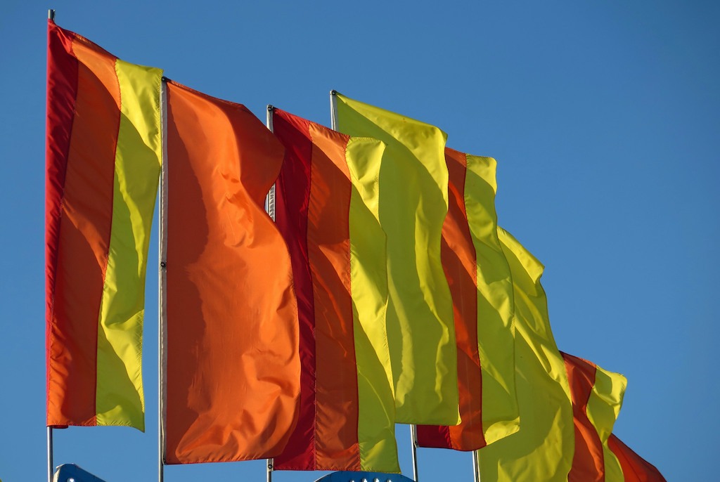 Custom feather flag design tips, red and yellow flags.