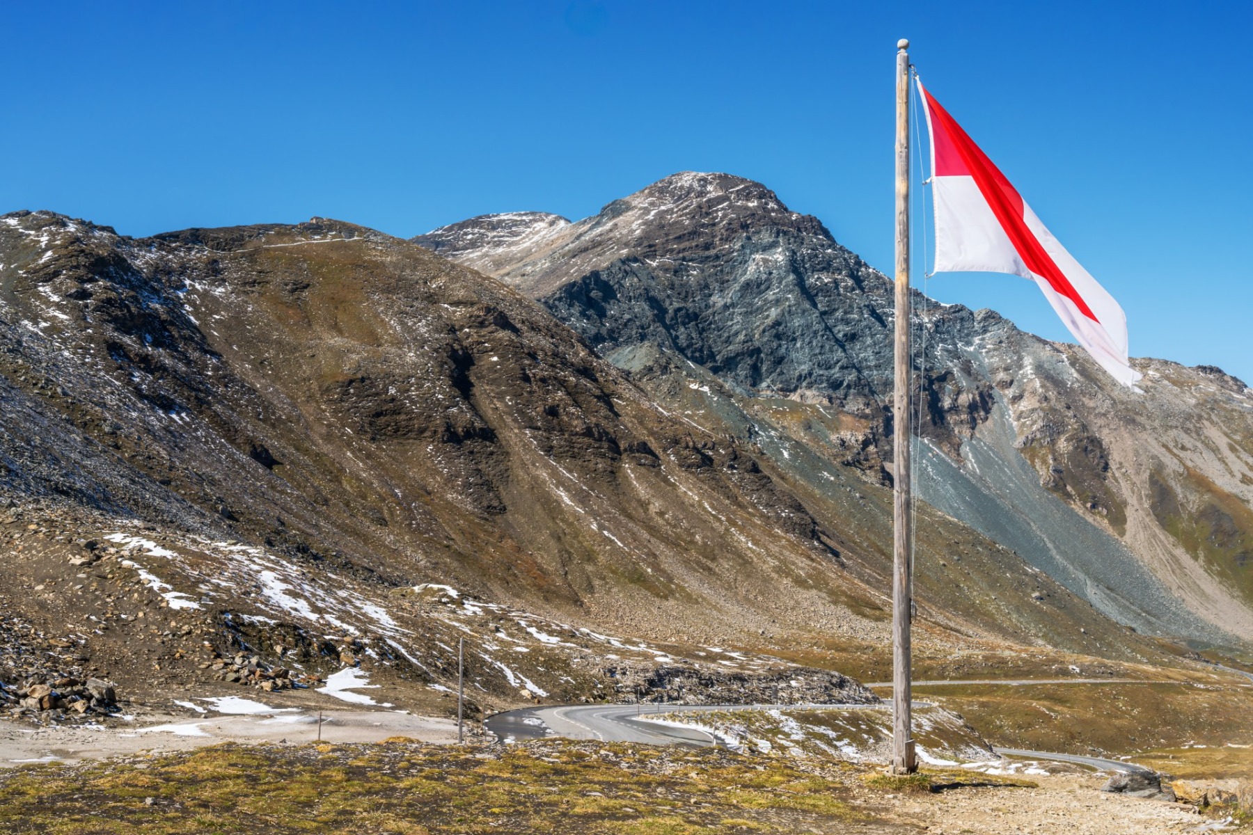 how-to-choose-flagpoles; a flag placed in windy conditions
