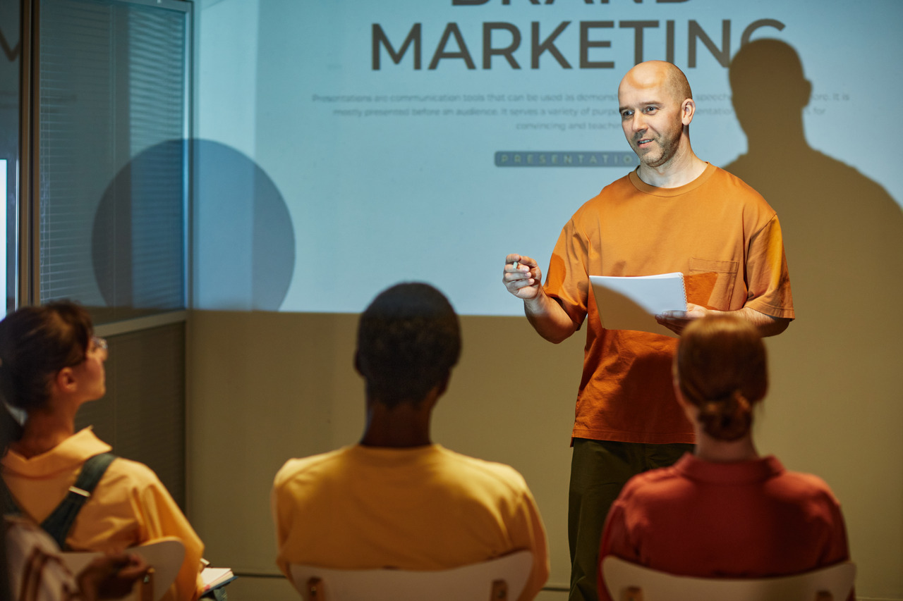 A marketing expert teaching new marketing campaign ideas