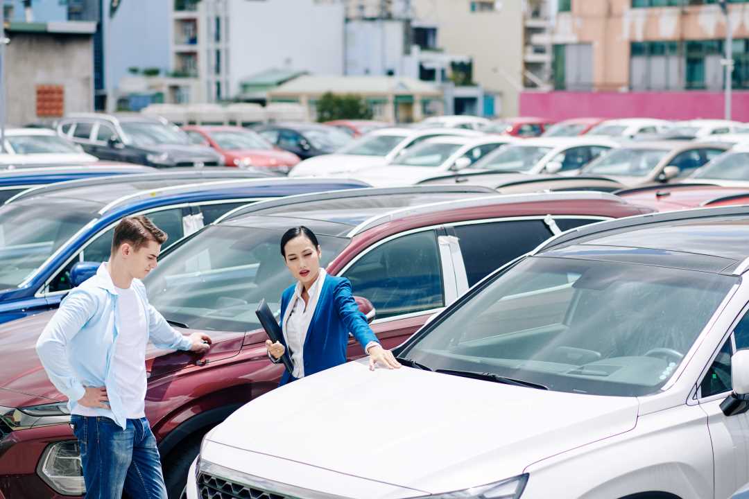 car wrapping, a man picking a car