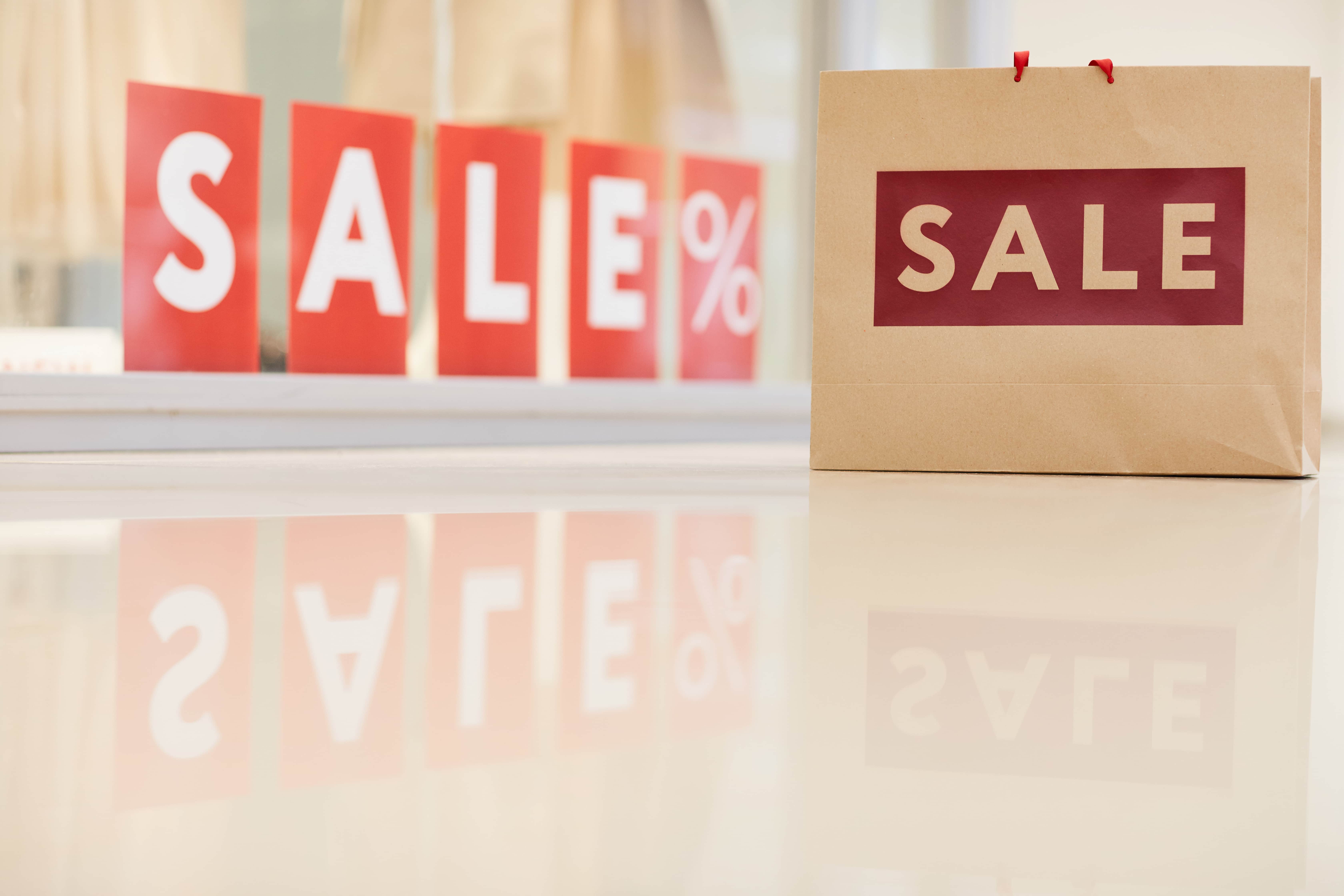 Boxing Day marketing tips, sale sign and sale bag.