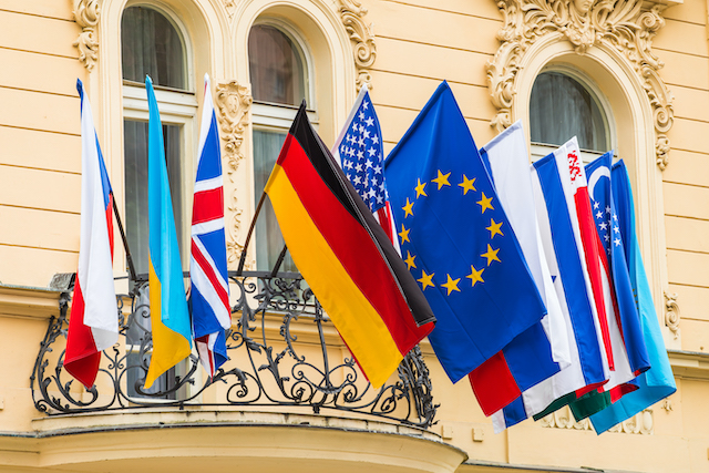5 Ideas for Using European National Flags to Decorate Your Store